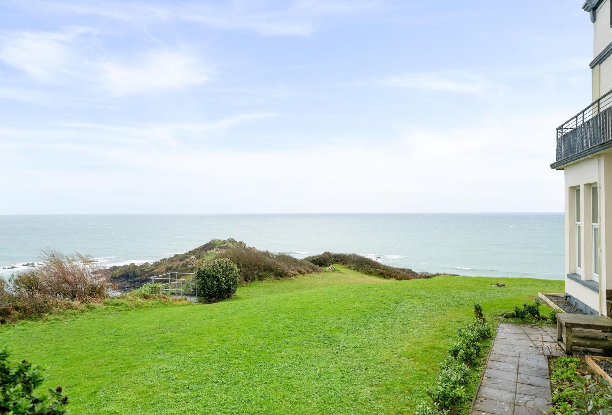 Villa Journeys End With Stunning Sea Views From The Headland Coverack Exterior foto