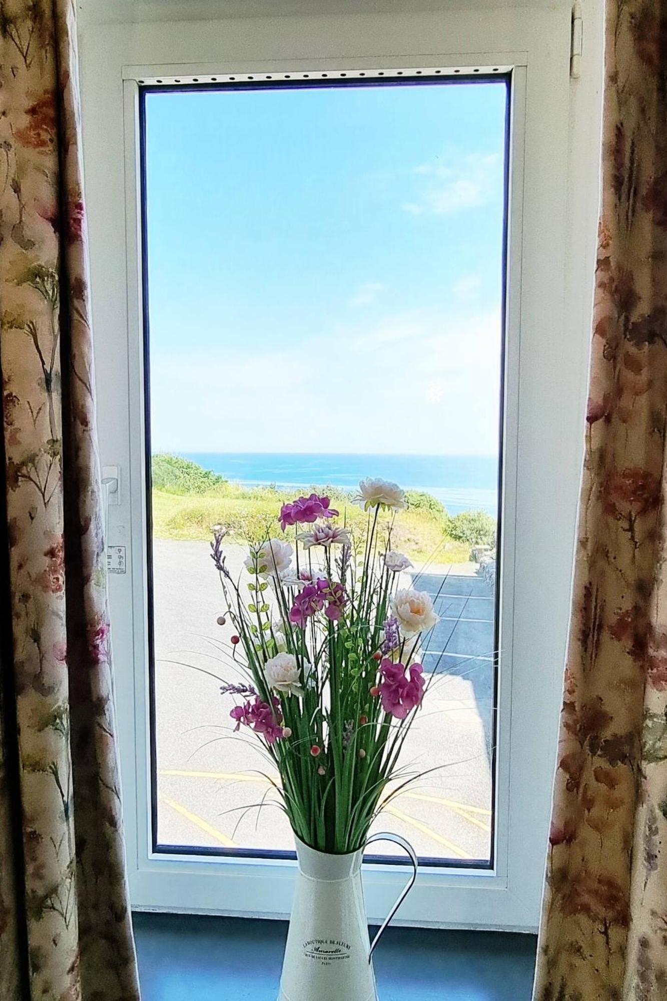 Villa Journeys End With Stunning Sea Views From The Headland Coverack Exterior foto